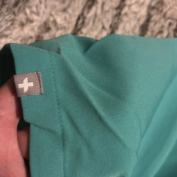 Figs Men's Leon 2 Pocket Scrub Shirt - Picture 6 of 6